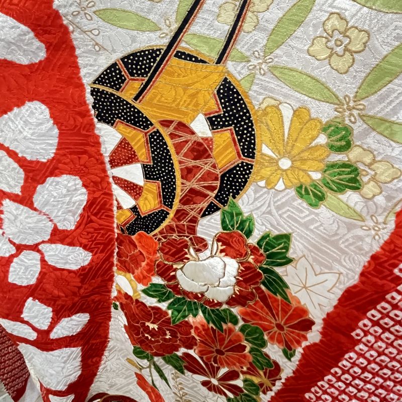 花の手刺繍が入った赤い着物